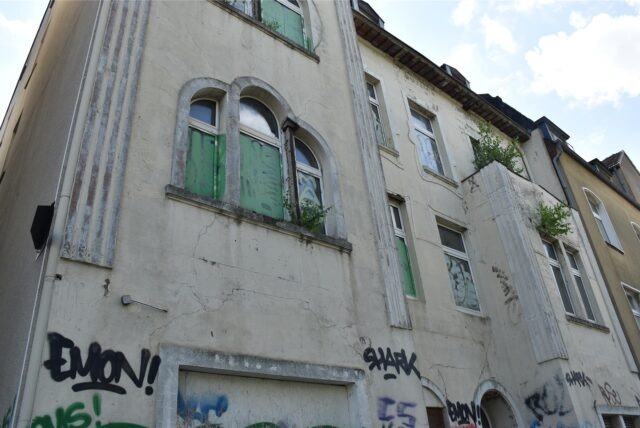 Das Haus mit der Nummer 38 an der Wittener Straße steht seit Jahrzehnten leer und ist in äußerst schlechtem Zustand.