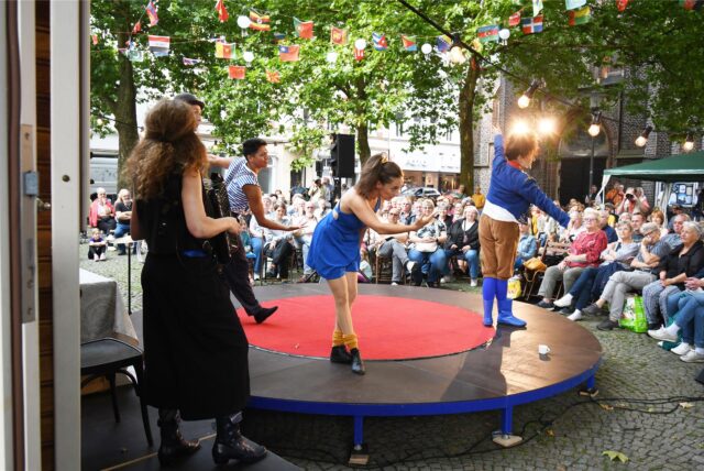 Menschen auf der Bühne am Antoniusplatz.
