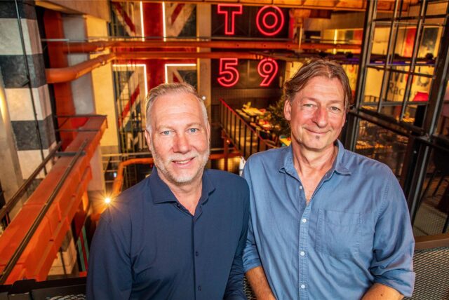 Mitbetreiber Carsten Kubacki und Markus Bottler, der für das Marketing zuständig ist, stehen im Restaurant Foodgarage Moto59 in Herten.