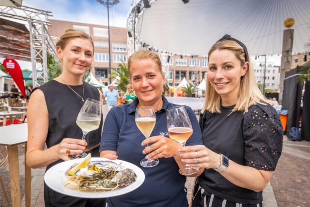Victoria Lotte-Weber (rechts) ist mit ihrem Restaurant „Schönes Leben“ auf der Gourmedo 2025 auf dem Dortmunder Friedensplatz vertreten.