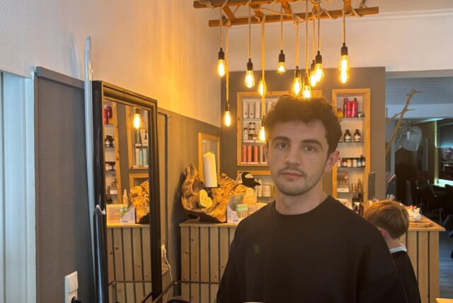 Avni Manai steht im Friseursalon Hair Flair in Dortmund Wambel