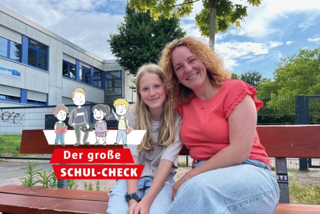 Eine Mutter und ihre elfjährige Tochter sitzen auf einer Bank vor einem Schulgebäude.