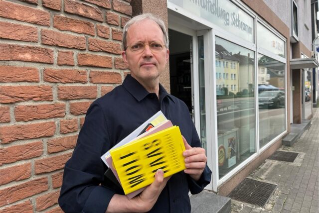 Manfred Gruner steht vor dem Buchladen.