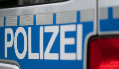 Polizei sucht Autofahrerin nach Unfall mit Fußgänger