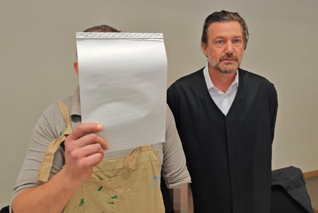 War im Prozess weitgehend geständig: Der Angeklagte neben seinem Verteidiger Peter Ufer im Essener Landgericht.