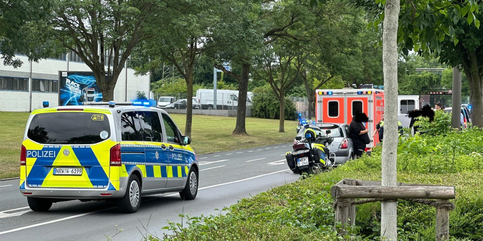 Autofahrer bremst Rollerfahrer aus – der stürzt