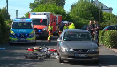 Radfahrer wird von Pkw erfasst