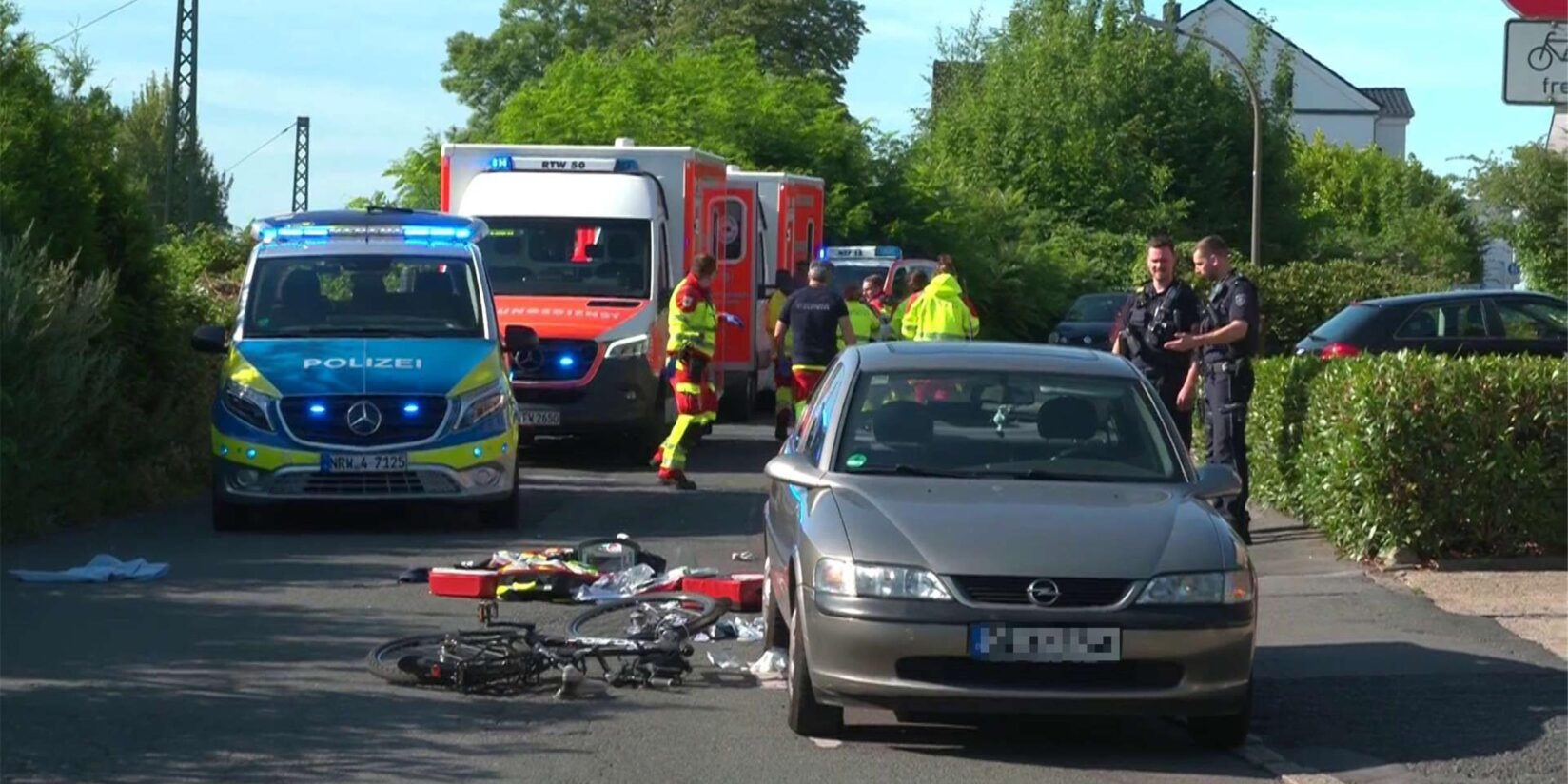 Radfahrer wird von Pkw erfasst