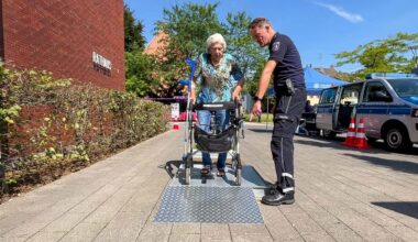 Senioren lernen sicheren Umgang mit Rollator