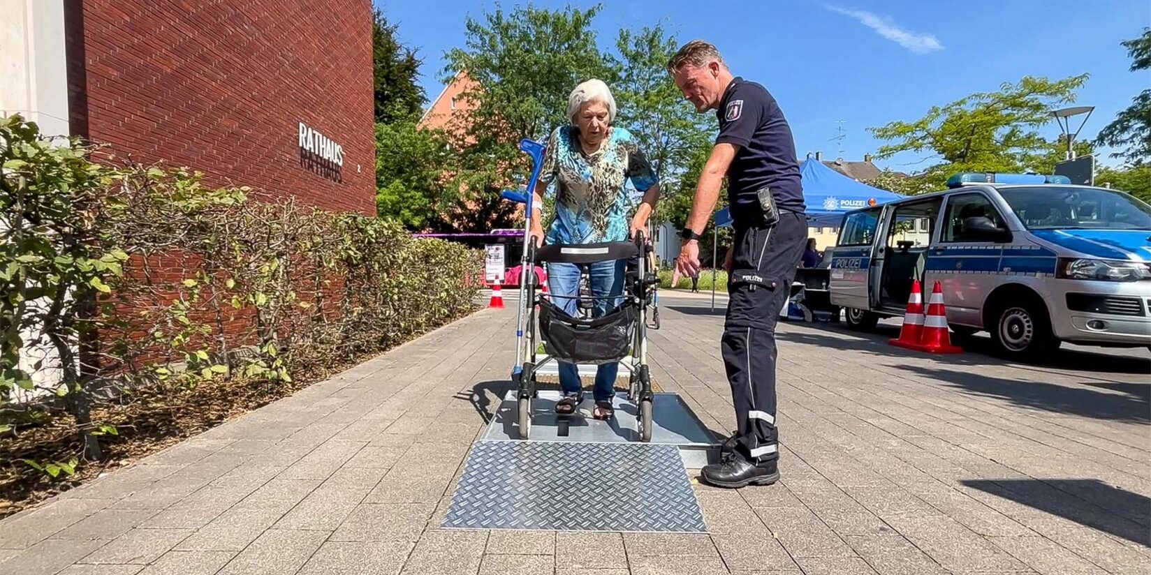 Senioren lernen sicheren Umgang mit Rollator