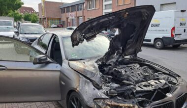 Auto brennt vor der Haustür aus, Feuerwehr hat es nicht weit