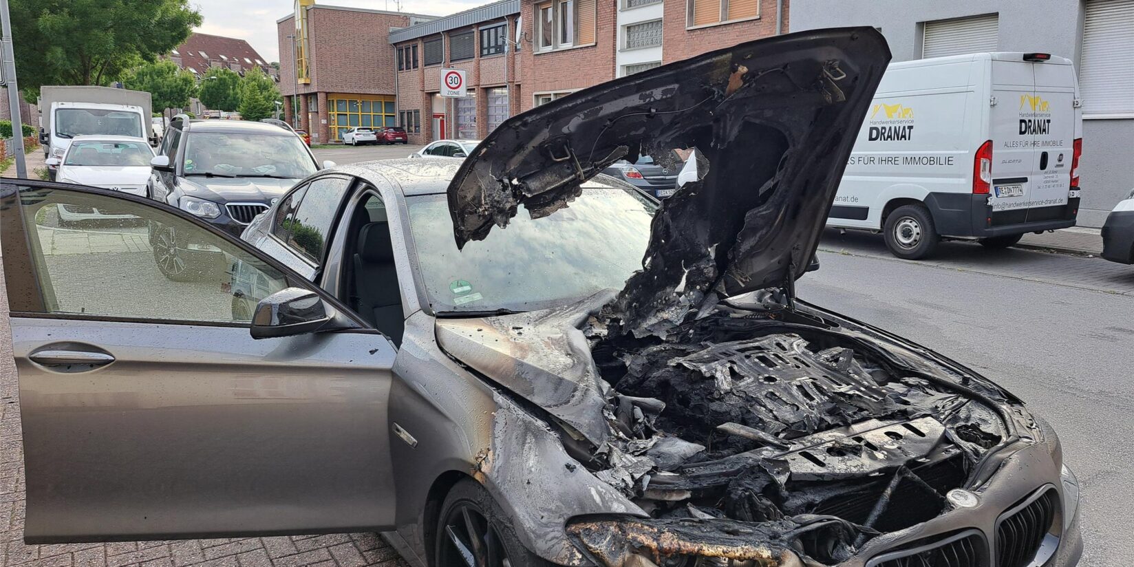 Auto brennt vor der Haustür aus, Feuerwehr hat es nicht weit