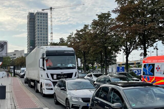 Autos stehen auf dem Königswall im Stau. (Archivbild)