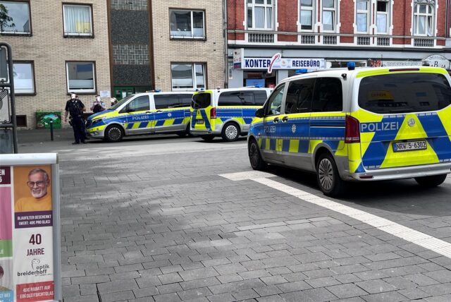 Polizeiwagen am Otto-Wels-Platz.