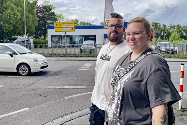Ein Mann und eine Frau stehen an einer T-Kreuzung in Dortmund-Marten.