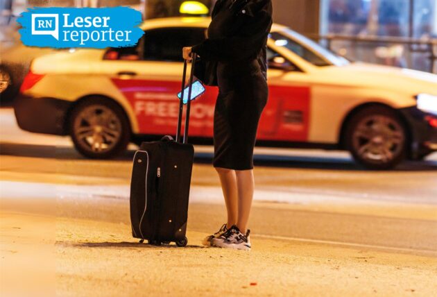 Eine Frau wartet am Hauptbahnhof auf ein Taxi.