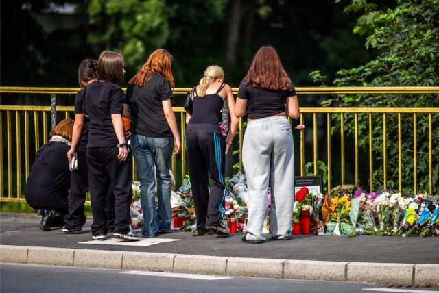 Trauernde legen Blumen auf der Autobahnbrücke an der Provinzialstraße in Lütgendortmund ab