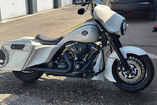 Eine Harley Davidson auf einem Garagenhof.