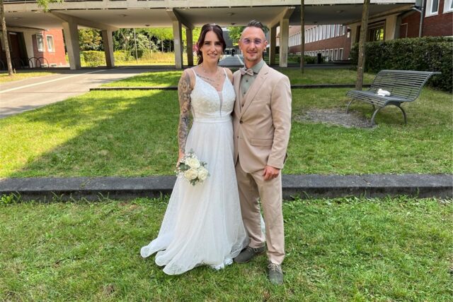 Marvin und Michelle auf dem Rasen vor dem Standesamt in Herten.