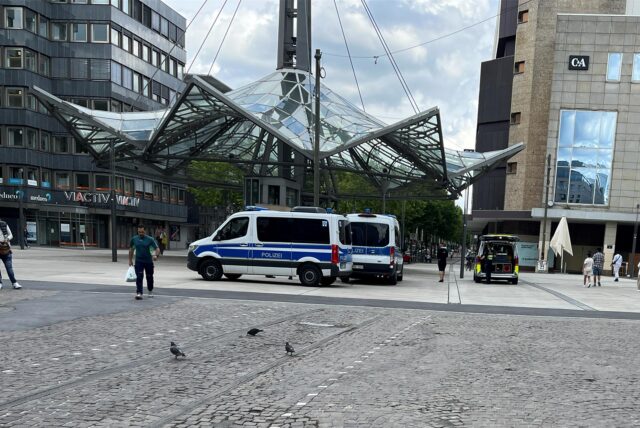 Einsatzwagen der Polizei stehen an der Reinoldikirche in Dortmund.