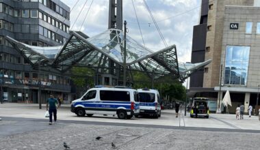 Schwarzfahrer randaliert in U42 und greift DSW21-Mitareiterin an: Polizei muss eingreifen