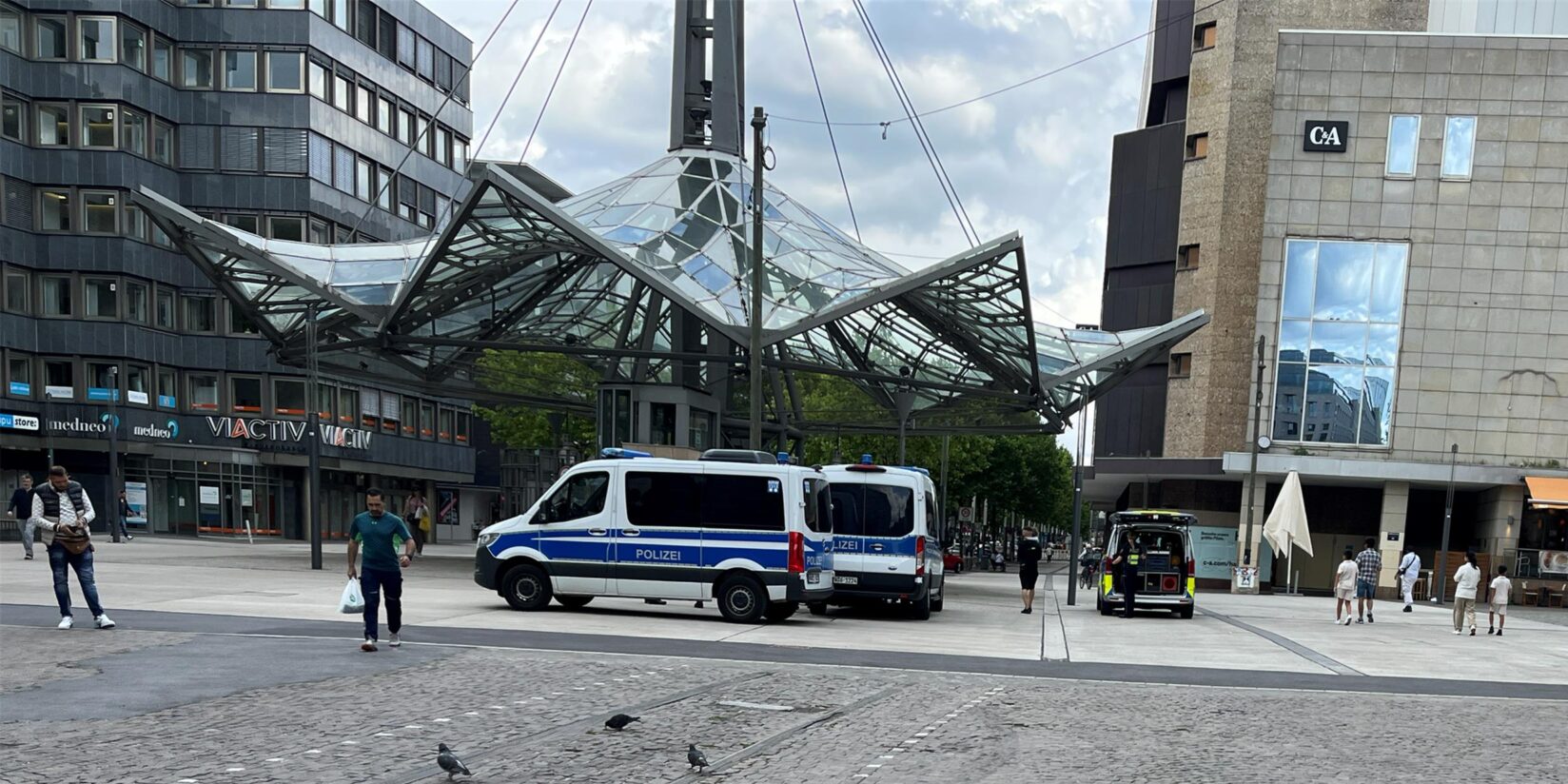 Schwarzfahrer randaliert in U42 und greift DSW21-Mitareiterin an: Polizei muss eingreifen