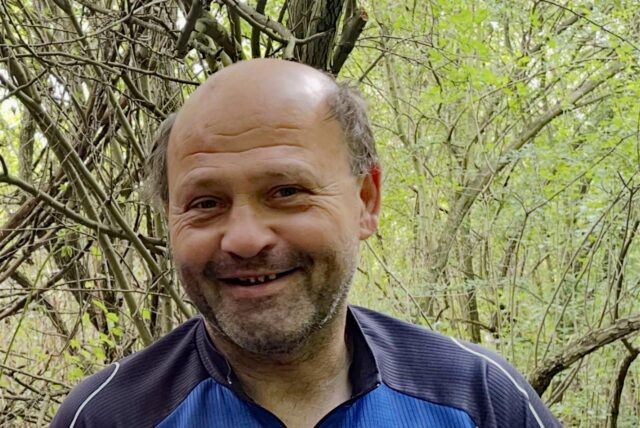 Dauer-Wildcamper Thomas steht in „seinem“ Wald in Dortmund.