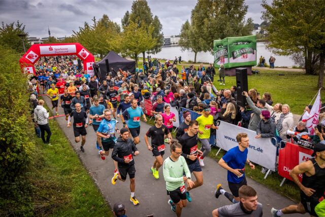 Menschen laufen bei einem Sport-Event mit.