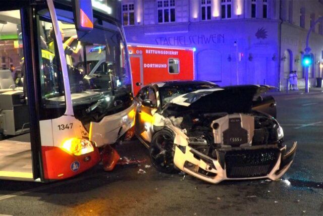 Zerstörter Audi und Linienbus in Dortmunder Nordstadt.