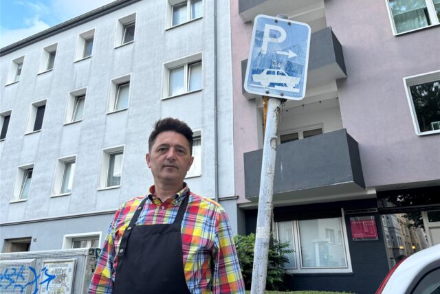 Friseurmeister Niko Garic vor seinem Friseursalon in Dortmund.