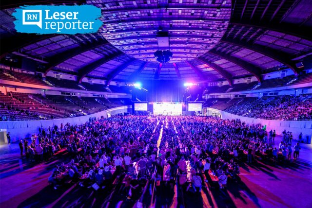 Die Westfalenhalle in Dortmund mit gefülltem Innenraum und blauer Beleuchtung.