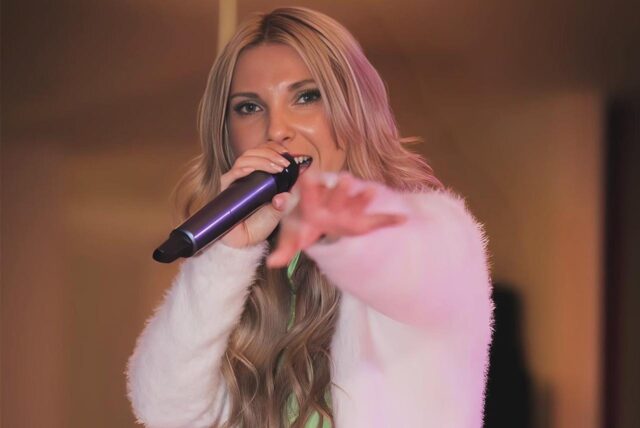 Janina Beck singt.