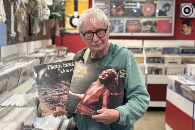 Ruud van Laar mit einer Ozzy Osbourne-Schallplatte und einer Black Sabbath Schallplatte im Plattenladen Andrä in Dortmund.