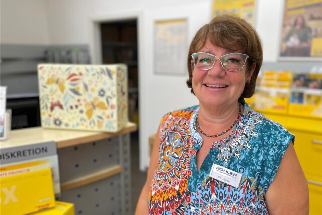 Christiane Hoppe, Chefin des Schreibwarengeschäfts „Köhler“ in Lütgendortmund in der Post-Partnerfiliale, die zu „Köhler“ gehört, und in der sich bis jetzt auch noch die „Postbank“ befindet.