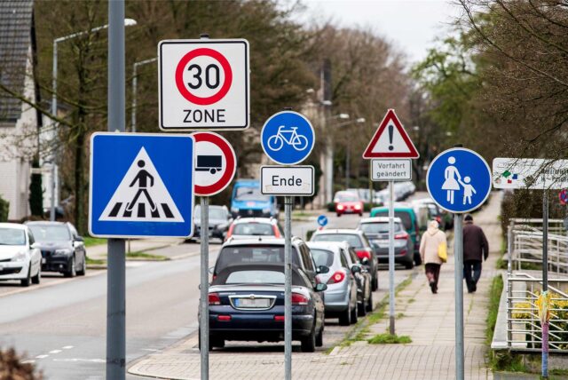 An einer Straße in Herten steht eine Vielzahl von Verkehrsschildern.