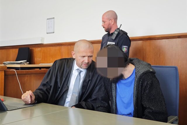 Der Angeklagte sitzt mit seinem Verteidiger Markus Blumenstein im Gerichtsaal.