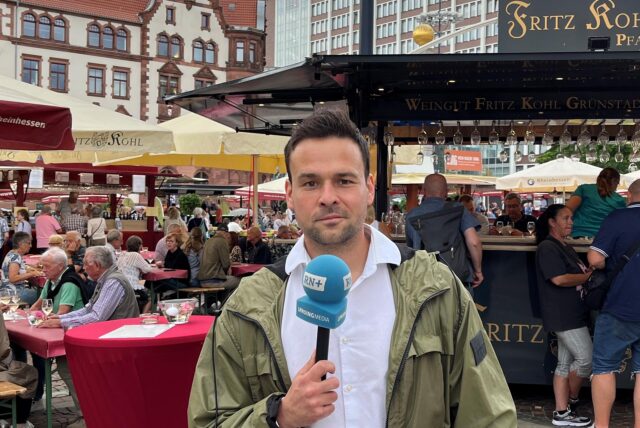Reporter Martin Bytomski steht beim Weinsommer in Dortmund auf dem Friedensplatz.