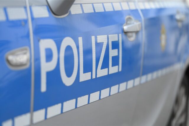 Die Tür eines Polizeiwagens.