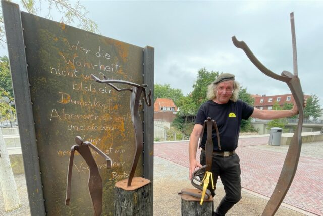 Norbert Then steht an seiner Skulptur an der Berkel in Stadtlohn