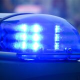 Ein Blaulicht an einem Fahrzeug.