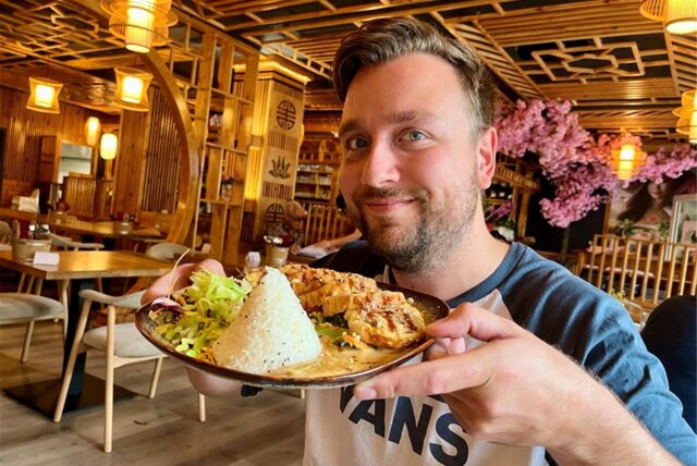 Redakteur Philipp Thießen genießt sein gelbes Curry mit veganer Ente im Restaurant Saigon Soul an der Hohen Straße in Dortmund.