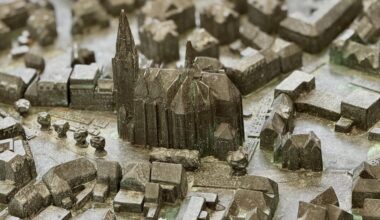 Bronzemodell der Innenstadt zum Stadtjubiläum enthüllt