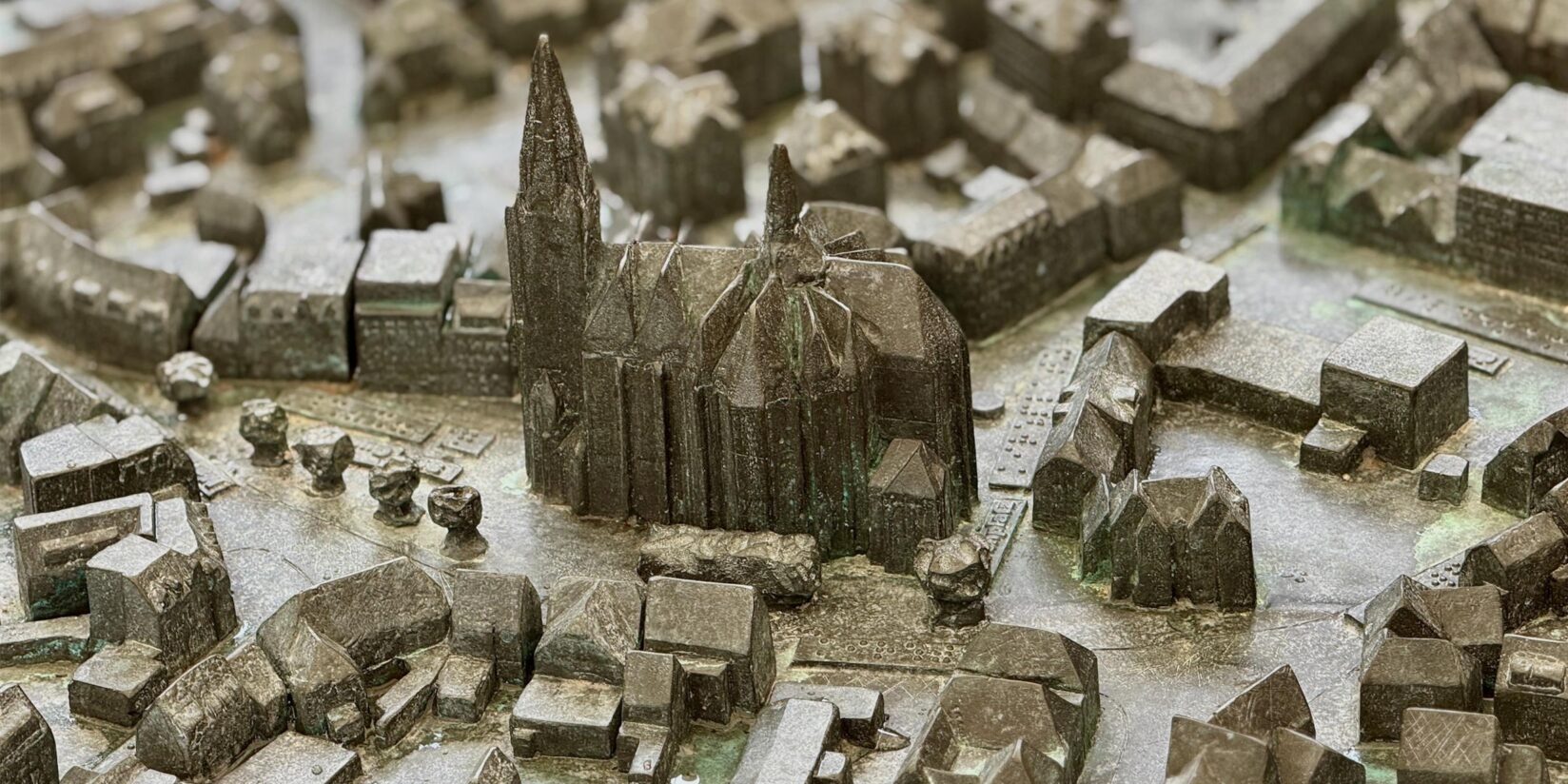 Bronzemodell der Innenstadt zum Stadtjubiläum enthüllt