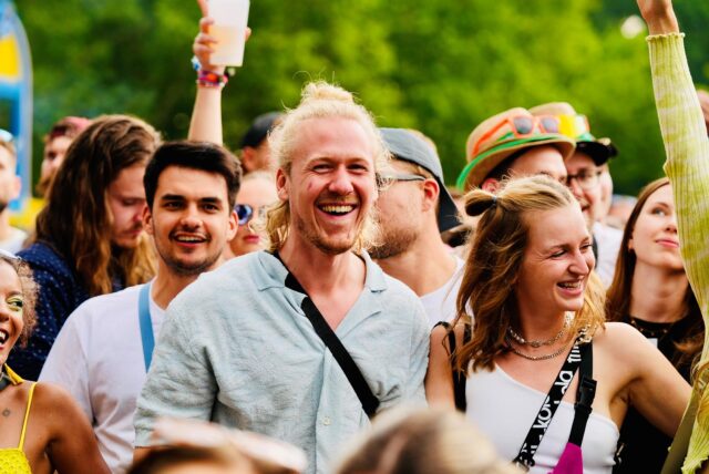 Feiernde Besucher beim Juicy Beats Festival in Dortmund