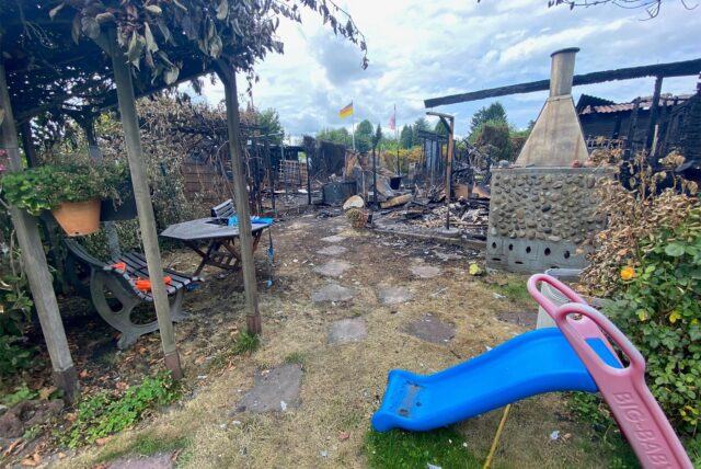 Ruinen von abgebrannten Gartenlauben im Kleingartenverein Paschenberg in Herten.