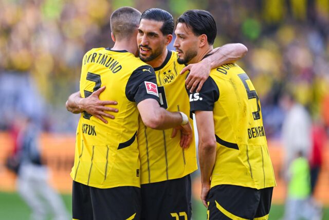 Emre Can umarmt zwei Mitspieler.