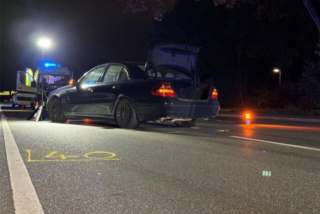 Pkw auf B1 nach Unfall mit Fußgängern