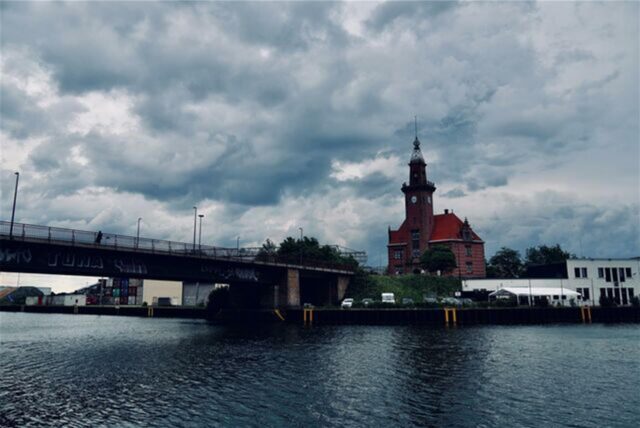 Das Foto zeigt den Dortmunder Hafen mit einigen dunklen Wolken am Himmel.