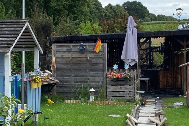 Ausgebrannte Gartenlaube im Kleingartenverein Paschenberg in Herten.