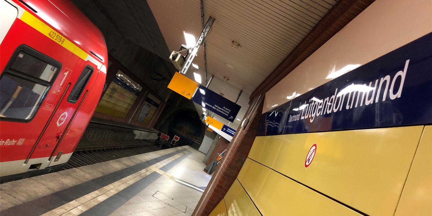 Mann spuckt in S-Bahn und pinkelt auf Bahnsteig
